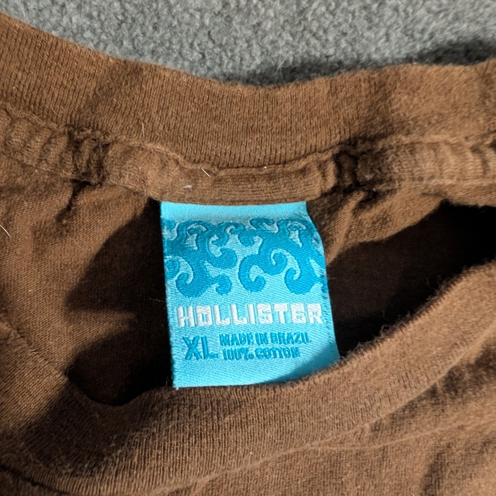 Hollister Brown Graphic Tee - My Name Is Richard - Picture 2 of 4